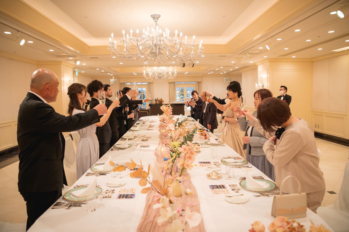 ANAクラウンプラザホテル松山でご結婚式を挙げられたお客様の写真　ご家族様と乾杯をする新郎新婦様