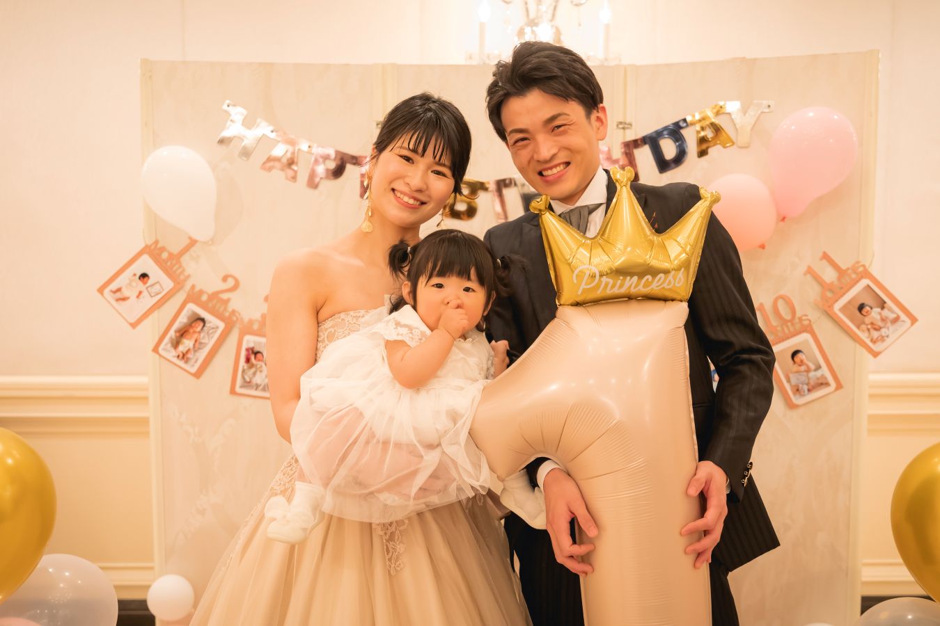 ANAクラウンプラザホテル松山でご結婚式を挙げられたお客様の写真　お子様の1歳の誕生日をお祝いするタキシードカラードレス姿の新郎新婦様とお子様