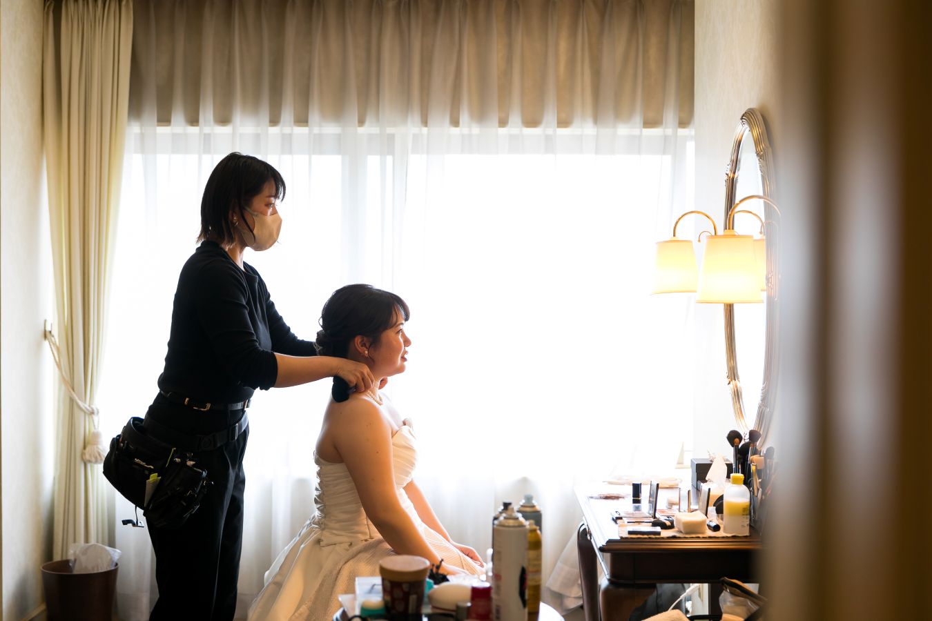 ANAクラウンプラザホテル松山でご結婚式を挙げられたお客様の写真　ブライズルームでお仕度を整えるウェディングドレス姿の新婦様