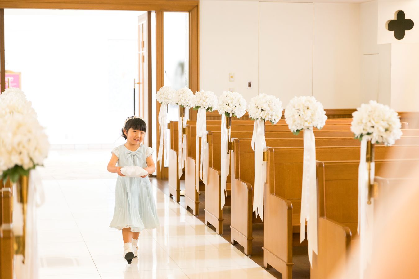 ANAクラウンプラザホテル松山でご結婚式を挙げられたお客様の写真　リングガールの練習をする新郎新婦様のお子様