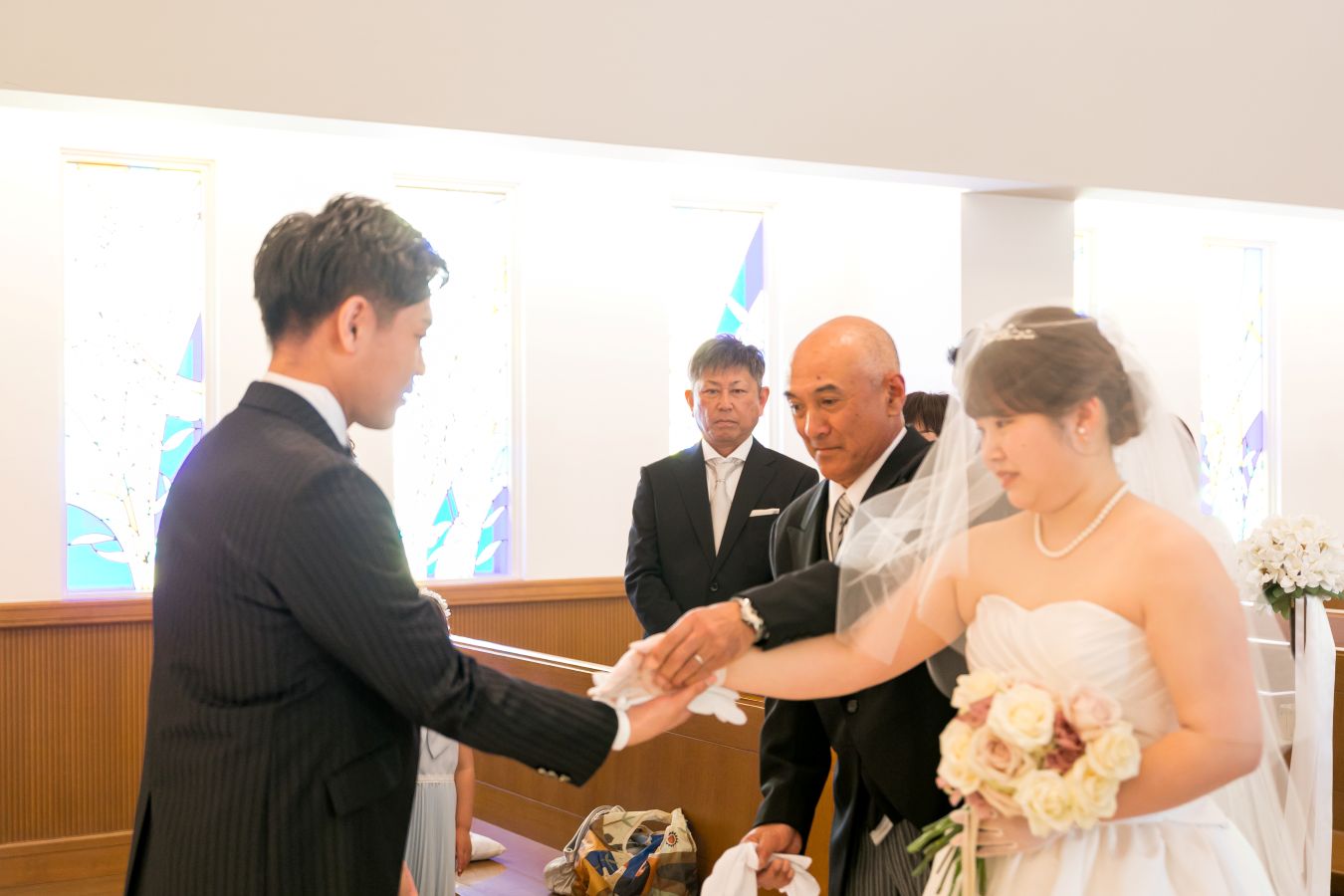 ANAクラウンプラザホテル松山でご結婚式を挙げられたお客様の写真　お父様から新郎様へバトンタッチするタキシードウェディングドレス姿の新郎新婦様
