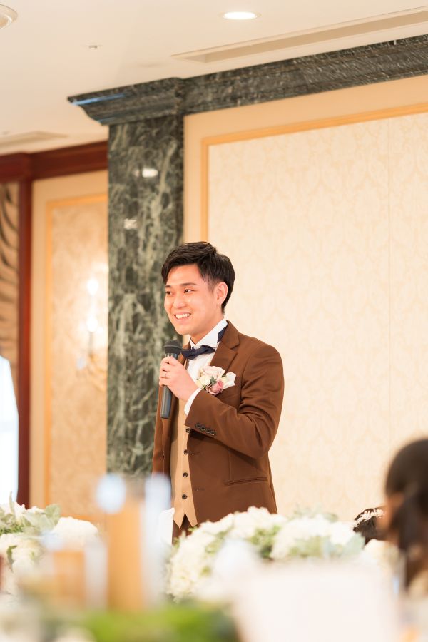 ANAクラウンプラザホテル松山でご結婚式を挙げられたお客様の写真　ウェルカムスピーチをするタキシード姿の新郎様