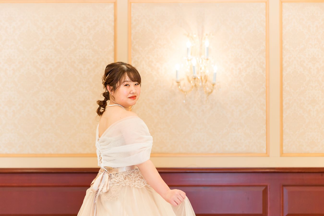 ANAクラウンプラザホテル松山でご結婚式を挙げられたお客様の写真　お色直しをしたカラードレス姿で写真を撮る新婦様