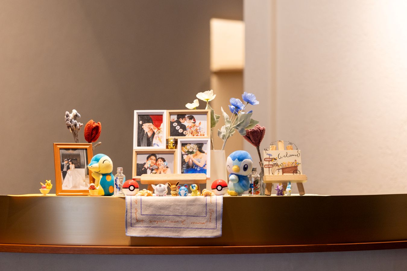 HOTEL LEPO CAHAL レストランAINOでご結婚式を挙げられたお客様の写真　ウェルカムスペースにはお二人の好きなポケモンと前撮りの写真を飾りました