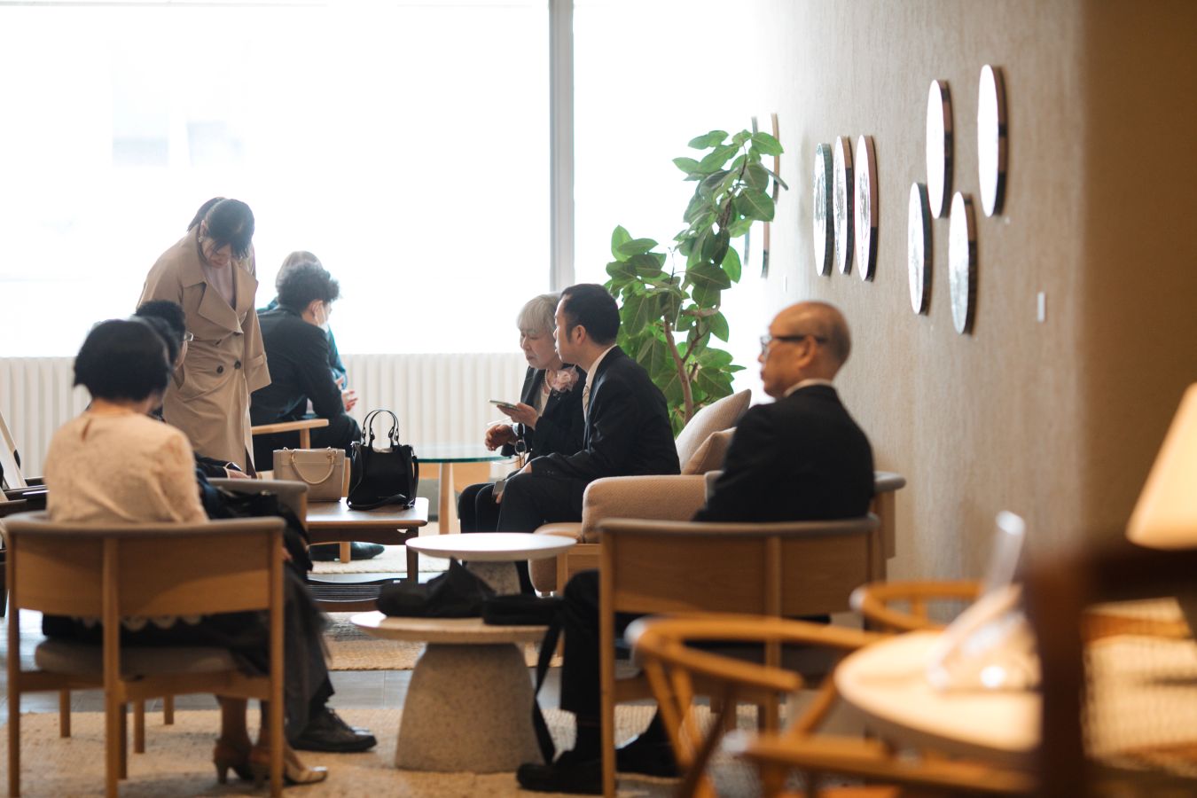 HOTEL LEPO CAHAL レストランAINOでご結婚式を挙げられたお客様の写真　ロビーで談笑するご家族様