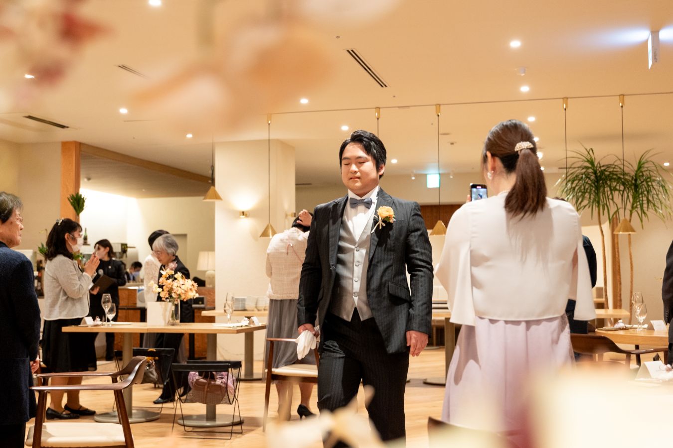 HOTEL LEPO CAHAL レストランAINOでご結婚式を挙げられたお客様の写真　タキシード姿の新郎様ご入場の様子
