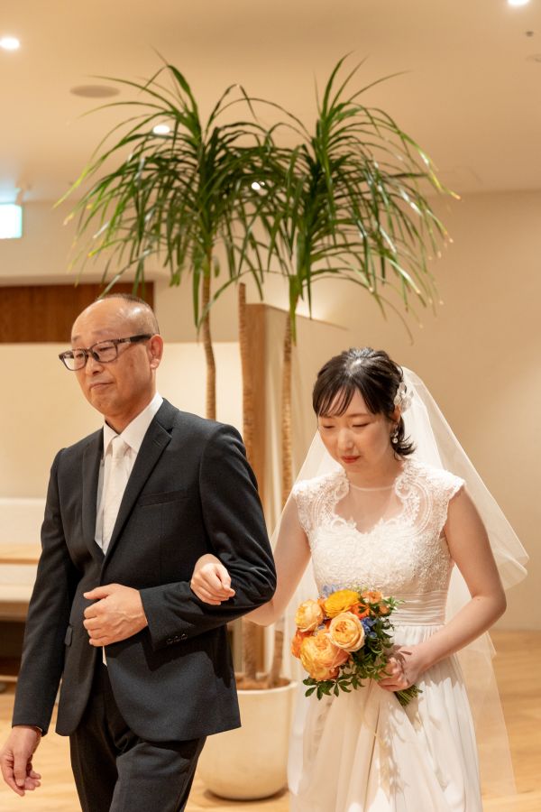 HOTEL LEPO CAHAL レストランAINOでご結婚式を挙げられたお客様の写真　お父様とご入場されるウェディングドレス姿の新婦様