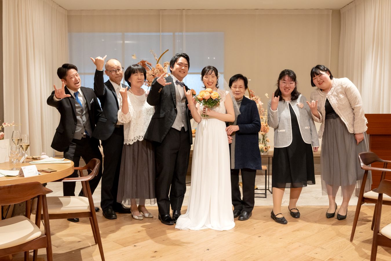 HOTEL LEPO CAHAL レストランAINOでご結婚式を挙げられたお客様の写真　お式が結んだあと皆様とお写真を撮るタキシードウェディングドレス姿の新郎新婦様