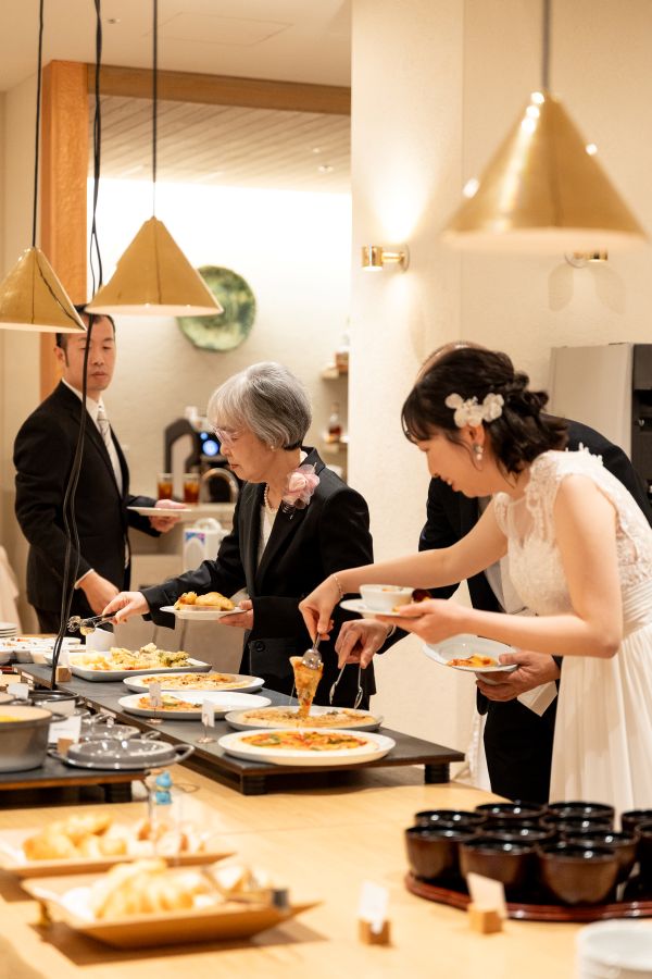 HOTEL LEPO CAHAL レストランAINOでご結婚式を挙げられたお客様の写真　食事は楽しくブッフェ形式！