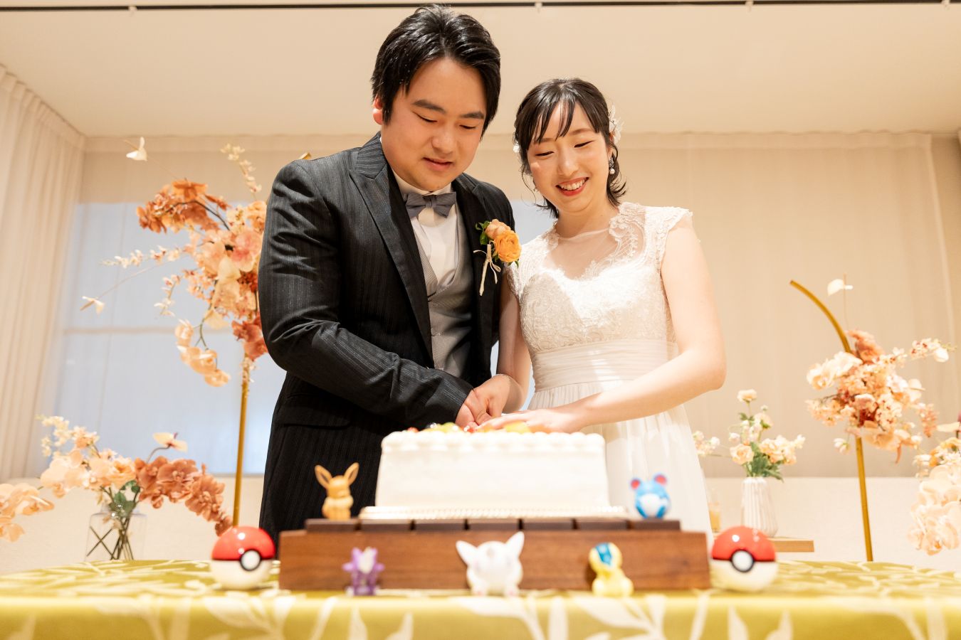 HOTEL LEPO CAHAL レストランAINOでご結婚式を挙げられたお客様の写真　お二人の好きなポケモンを周りに飾ってウェディングケーキ入刀