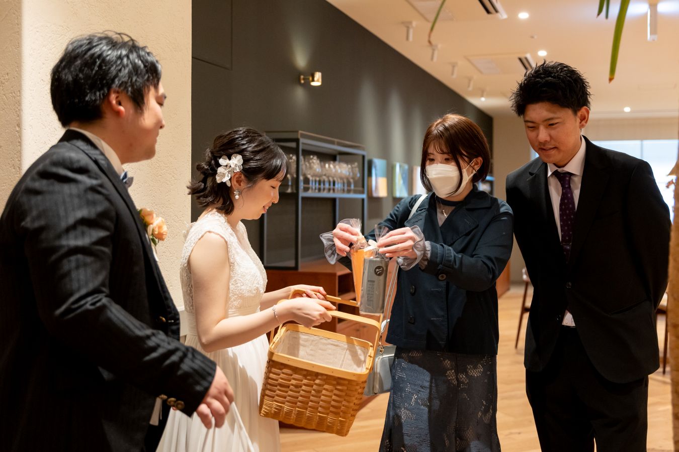 HOTEL LEPO CAHAL レストランAINOでご結婚式を挙げられたお客様の写真　皆様にプチギフトをお渡しされお見送りされる新郎新婦様