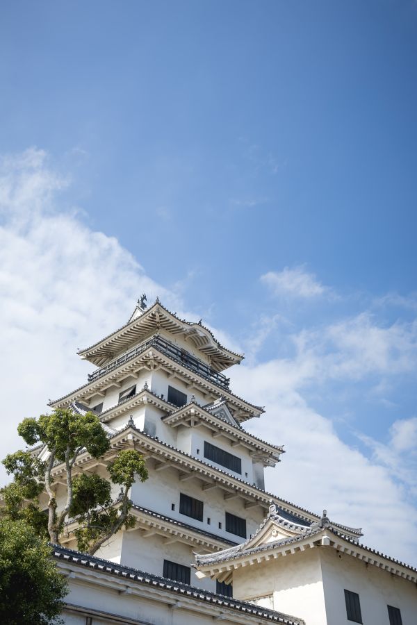 02	今治城内鎮座 吹揚神社で挙げられたお客様の結婚式写真　晴天に恵まれ凛とした佇まいで、厳かにそびえ立つ今治城