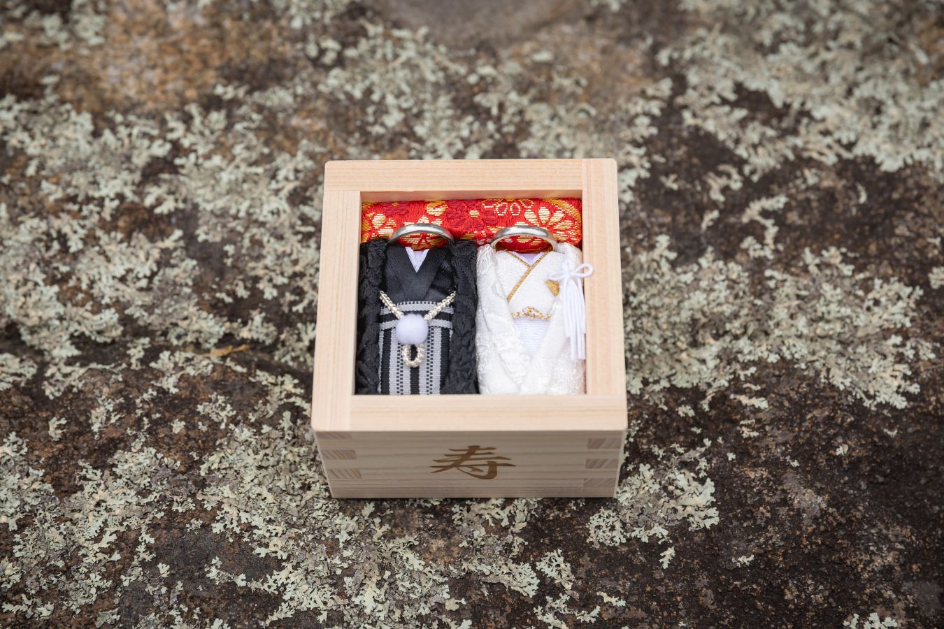 今治城内鎮座 吹揚神社で挙げられたお客様の結婚式写真　新郎新婦様がご用意されたリングピロー
