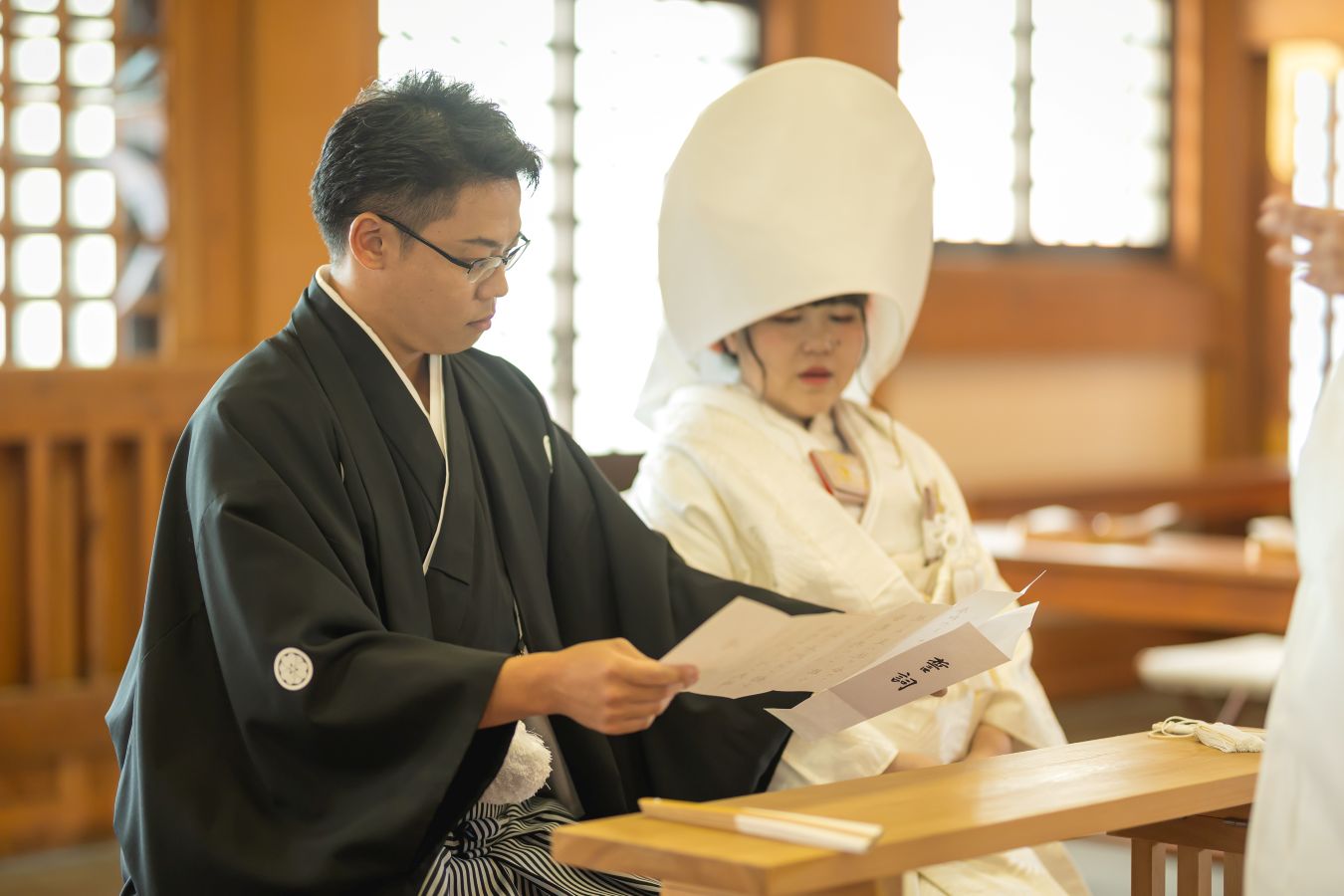 今治城内鎮座 吹揚神社で挙げられたお客様の結婚式写真　リハーサルで誓いの言葉を読む紋付袴白無垢姿の新郎新婦様