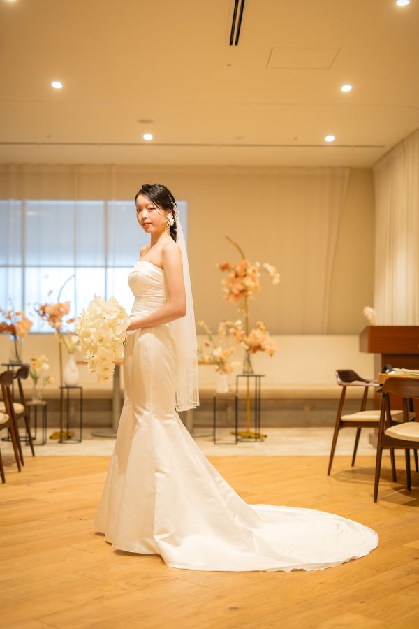HOTEL LEPO CAHAL レストランAINOでご結婚式を挙げられたお客様の写真　レストラン内でソロ撮影をするウェディングドレス姿の新婦様