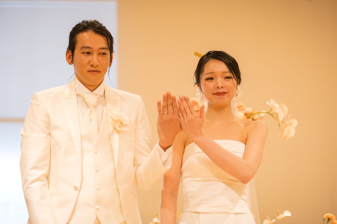HOTEL LEPO CAHAL レストランAINOでご結婚式を挙げられたお客様の写真　指輪の交換後指輪の披露をするタキシードウェディングドレス姿の新郎新婦様