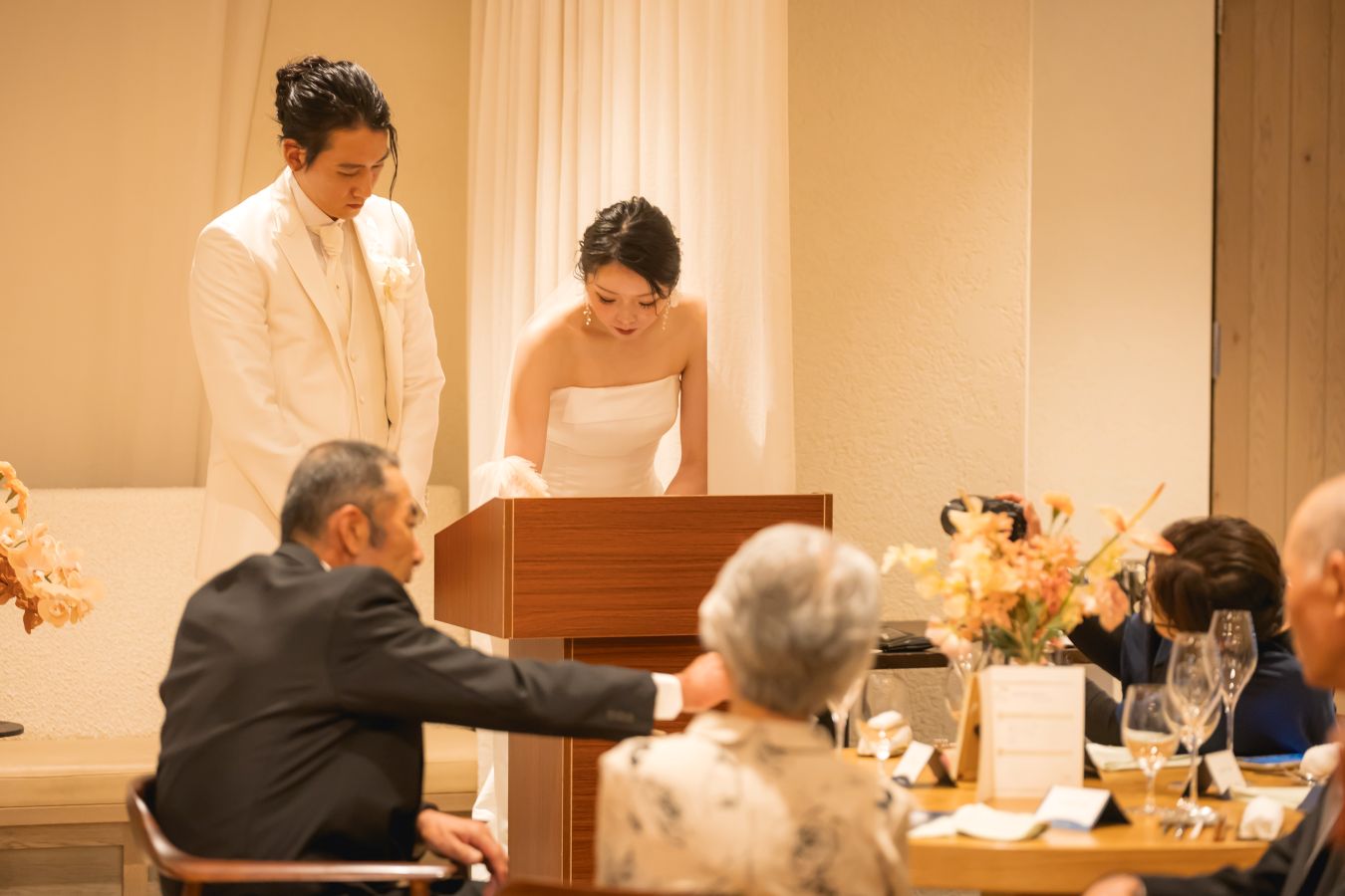 HOTEL LEPO CAHAL レストランAINOでご結婚式を挙げられたお客様の写真　結婚証明書に署名をするタキシードウェディングドレス姿の新郎新婦様