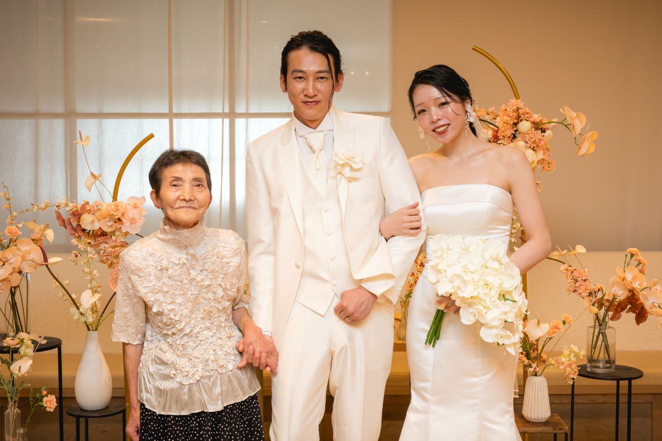 HOTEL LEPO CAHAL レストランAINOでご結婚式を挙げられたお客様の写真　おばあ様と写真を撮るタキシードウェディングドレス姿の新郎新婦様