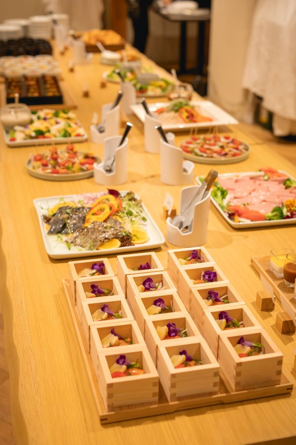 HOTEL LEPO CAHAL レストランAINOでご結婚式を挙げられたお客様の写真　食事はブッフェスタイルで会話も弾みます