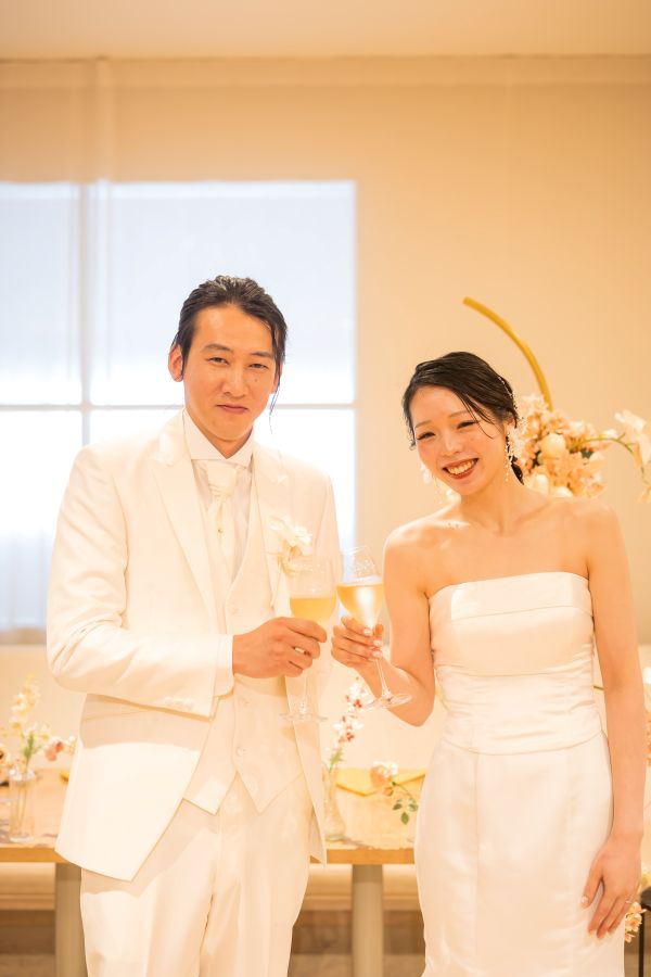HOTEL LEPO CAHAL レストランAINOでご結婚式を挙げられたお客様の写真　乾杯した後のタキシードウェディングドレス姿の新郎新婦様