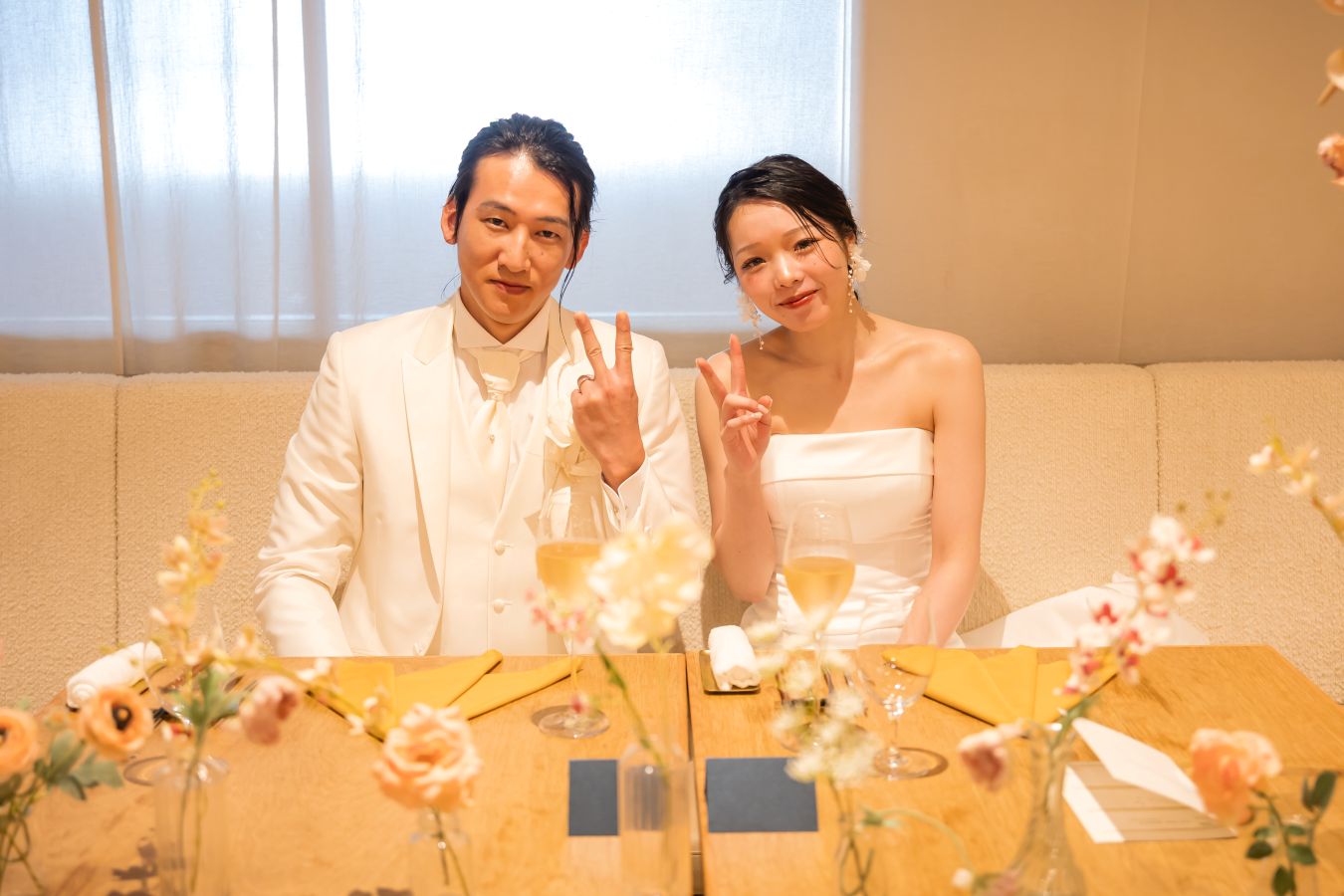 HOTEL LEPO CAHAL レストランAINOでご結婚式を挙げられたお客様の写真　お式が結んで安心した表情の新郎新婦様