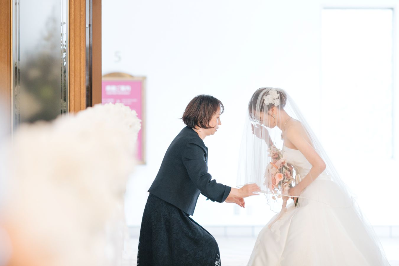 ANAクラウンプラザホテル松山でご結婚式を挙げられたお客様の写真　ベールダウンをしてもらい思わず涙がこぼれそうになる新婦様