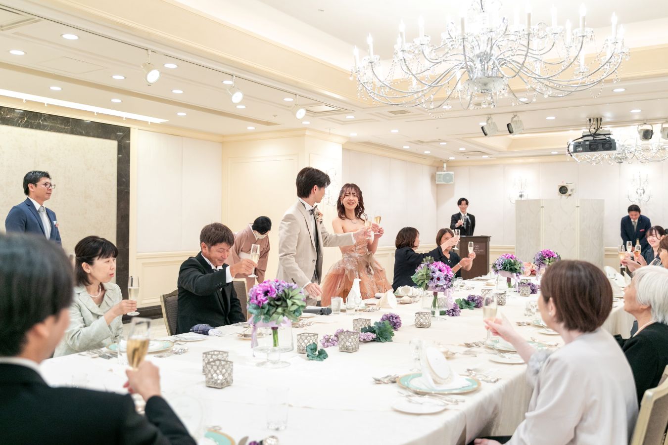 ANAクラウンプラザホテル松山でご結婚式を挙げられたお客様の写真　乾杯をして笑いあうタキシードカラードレス姿の新郎新婦様