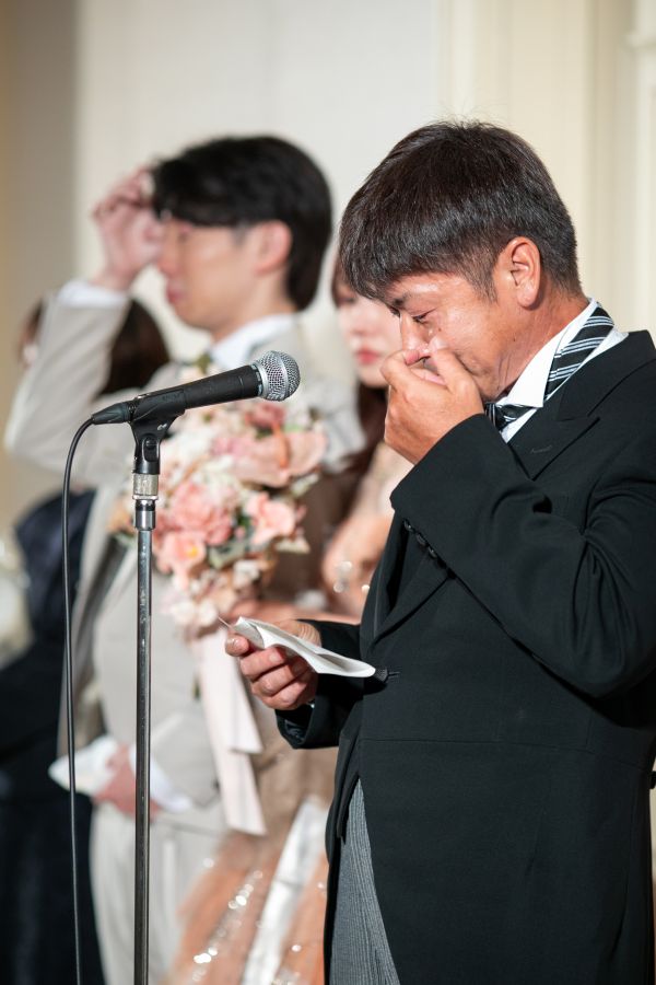 ANAクラウンプラザホテル松山でご結婚式を挙げられたお客様の写真　両家代表謝辞で感極まるお父様