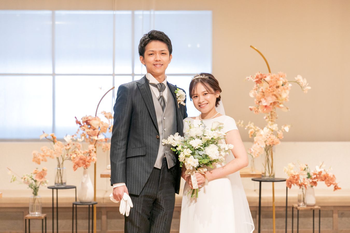 HOTEL LEPO CAHAL レストランAINOでご結婚式を挙げられたお客様の写真　レストラン内で寄り添うタキシード姿の新郎様とウェディングドレス姿の新婦様