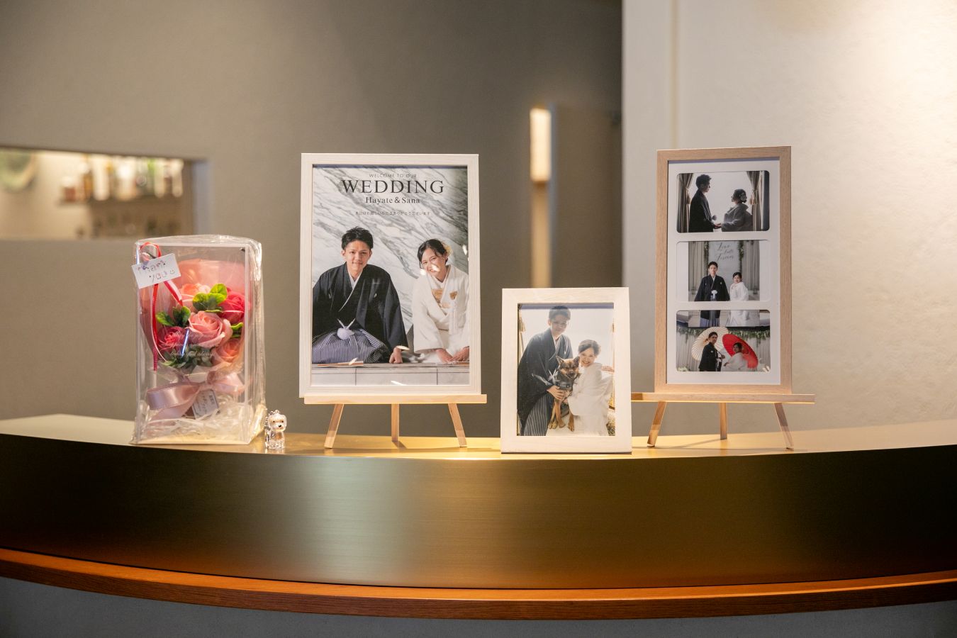 HOTEL LEPO CAHAL レストランAINOでご結婚式を挙げられたお客様の写真　レストラン入口のウェルカムグッズ和装の前撮りのお写真を飾りました