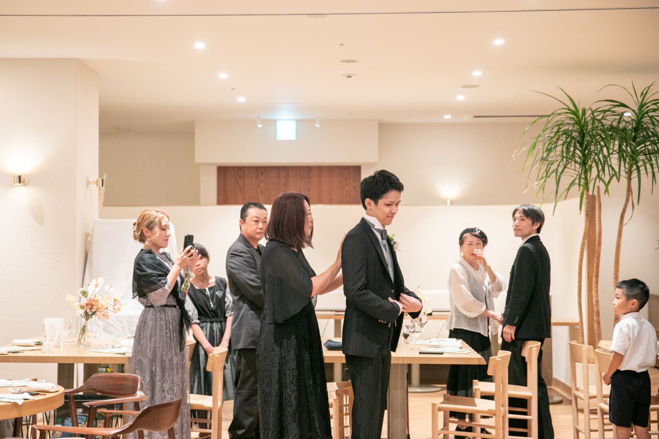 HOTEL LEPO CAHAL レストランAINOでご結婚式を挙げられたお客様の写真　宴内人前式入場後お母様にジャケットを着せてもらう新郎様