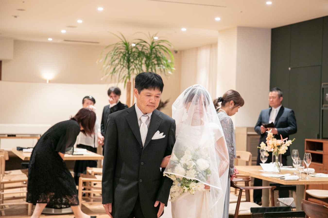HOTEL LEPO CAHAL レストランAINOでご結婚式を挙げられたお客様の写真　お父様と新郎様の元へ進むウェディングドレス姿の新婦様
