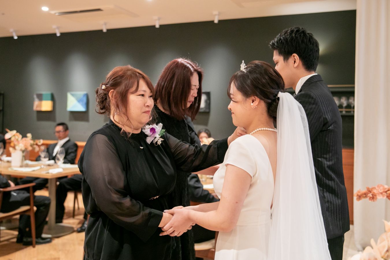 HOTEL LEPO CAHAL レストランAINOでご結婚式を挙げられたお客様の写真　結婚証明書にサインを書いてもらった後お母様からお言葉をいただく新郎新婦様
