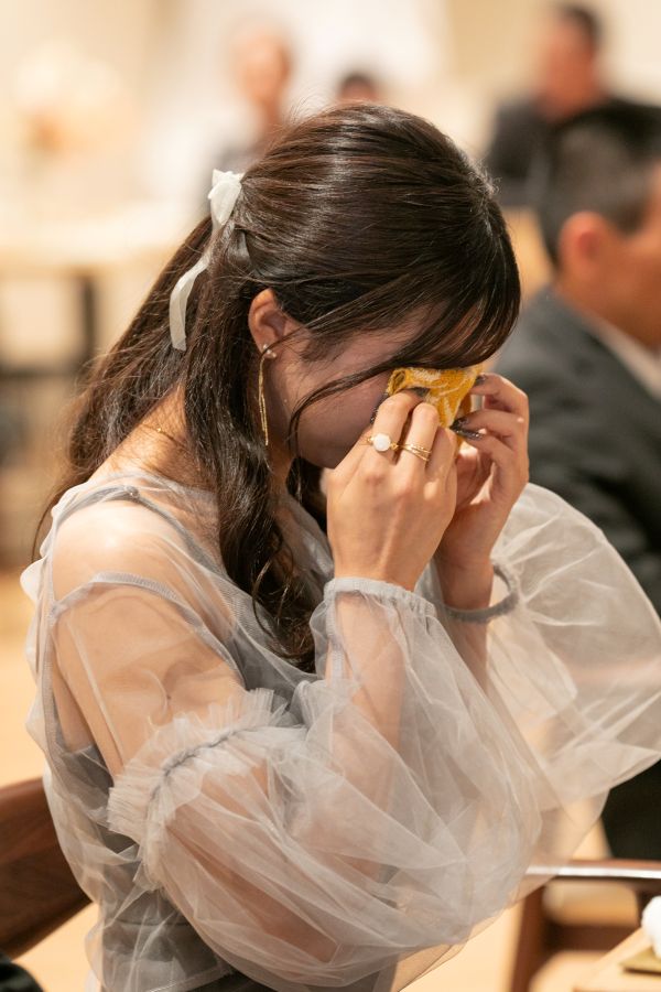 HOTEL LEPO CAHAL レストランAINOでご結婚式を挙げられたお客様の写真　これまでを思い返し思わず涙がこぼれるご家族様