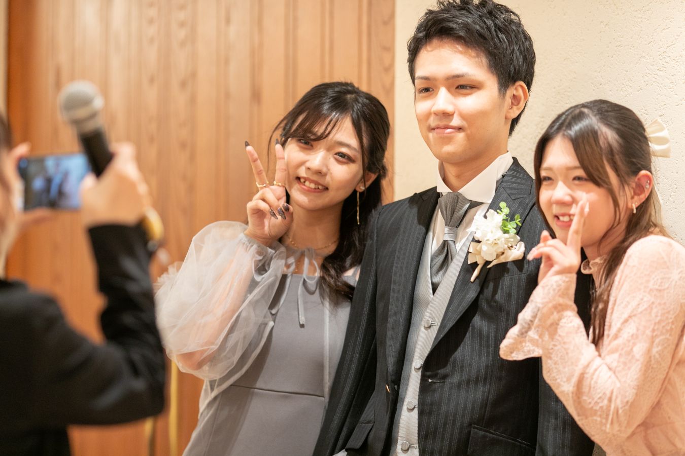 HOTEL LEPO CAHAL レストランAINOでご結婚式を挙げられたお客様の写真　妹様お二人と中座されたタキシード姿の新郎様
