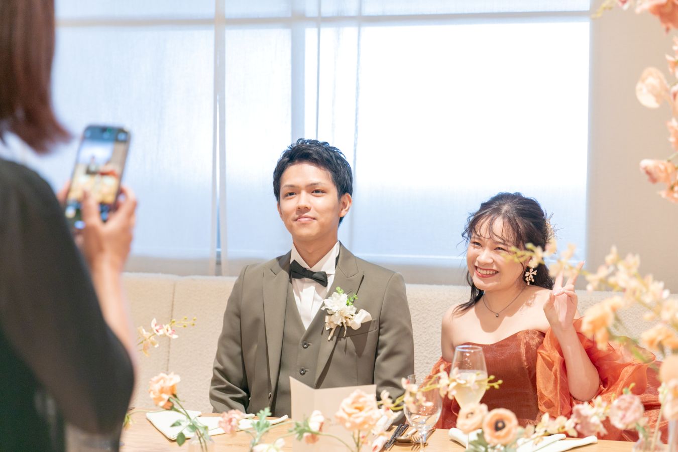 HOTEL LEPO CAHAL レストランAINOでご結婚式を挙げられたお客様の写真　挙式の緊張感もなくなり、笑顔でお食事を楽しまれるタキシードカラードレス姿の新郎新婦様