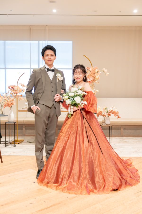 HOTEL LEPO CAHAL レストランAINOでご結婚式を挙げられたお客様の写真　お色直しをしたタキシードカラードレス姿の新郎新婦様