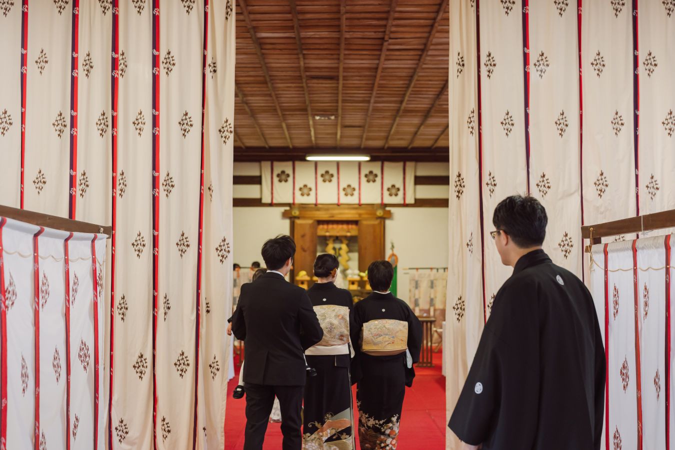 愛媛縣護國神社でご結婚式を挙げられたお客様の写真　ご結婚式の準備が整いご入場されるご家族様と見守る紋付袴姿の新郎様