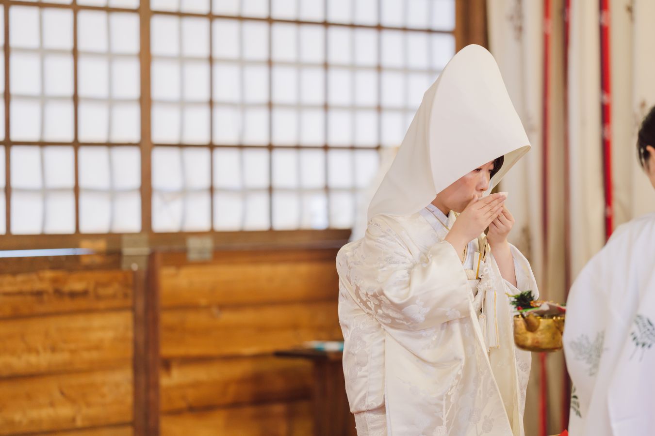愛媛縣護國神社でご結婚式を挙げられたお客様の写真　三々九度をする白無垢姿の新婦様