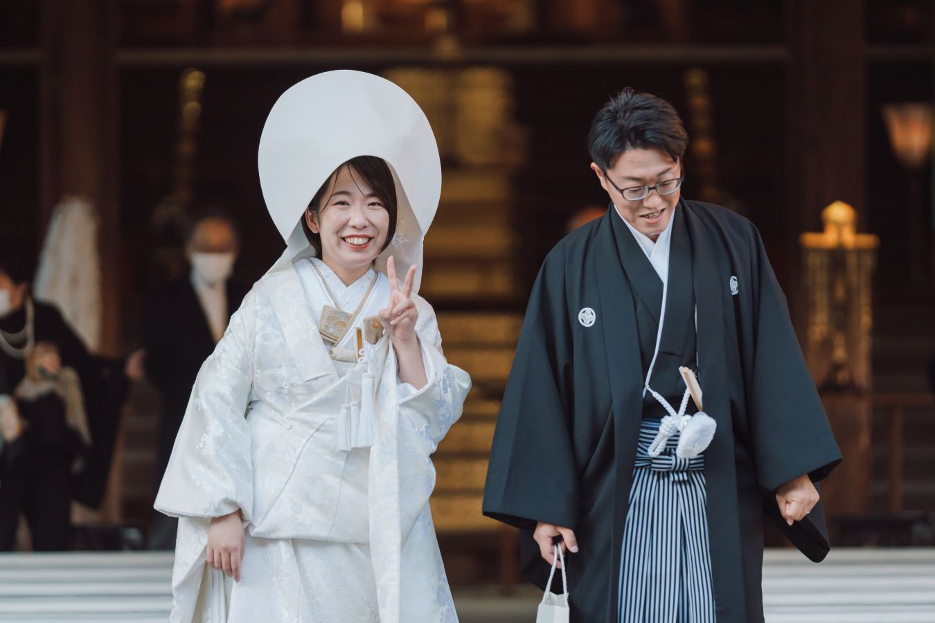愛媛縣護國神社でご結婚式を挙げられたお客様の写真　神前式が結んだあと笑顔を向けてくれた白無垢姿の新婦様とほっとした表情の紋付き袴姿の新郎様