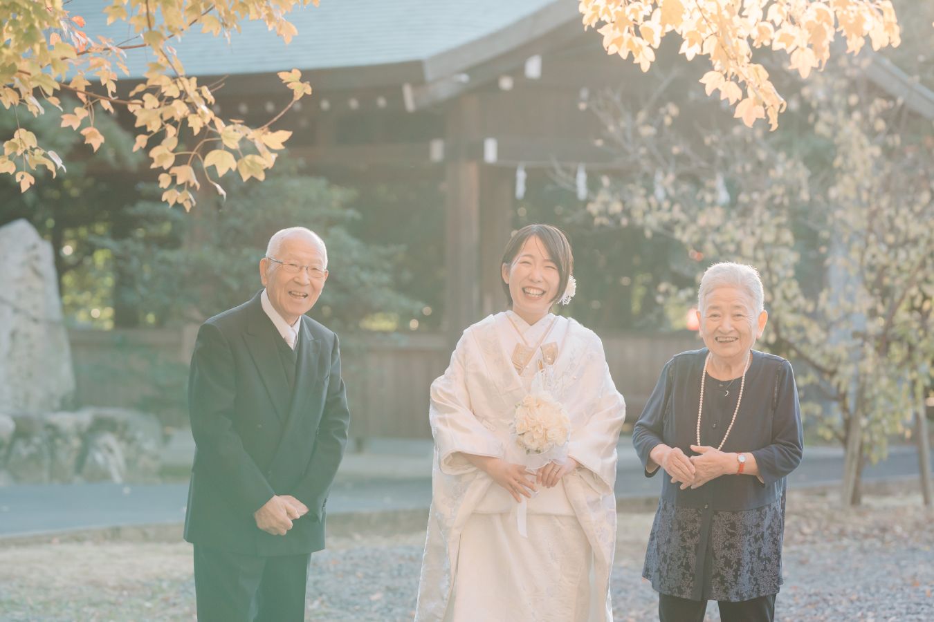 愛媛縣護國神社でご結婚式を挙げられたお客様の写真　おじい様おばあ様と笑顔でお写真に写る白無垢姿の新婦様