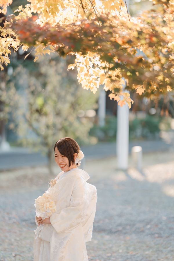 愛媛縣護國神社でご結婚式を挙げられたお客様の写真　綿帽子を外して素敵な笑顔を見せてくださった白無垢姿の新婦様