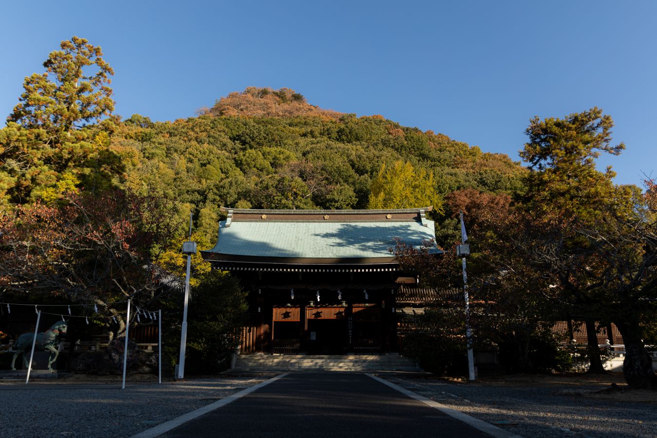 愛媛縣護國神社でご結婚式を挙げられたお客様の写真　凛とした空気に包まれる、愛媛県護国神社の境内