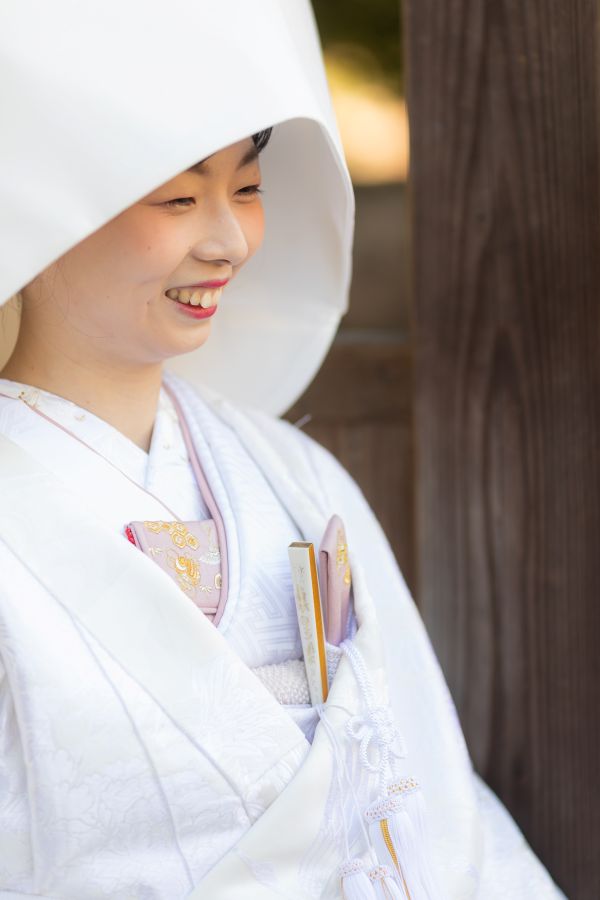 愛媛縣護國神社でご結婚式を挙げられたお客様の写真　綿帽子をつけた白無垢姿の新婦様