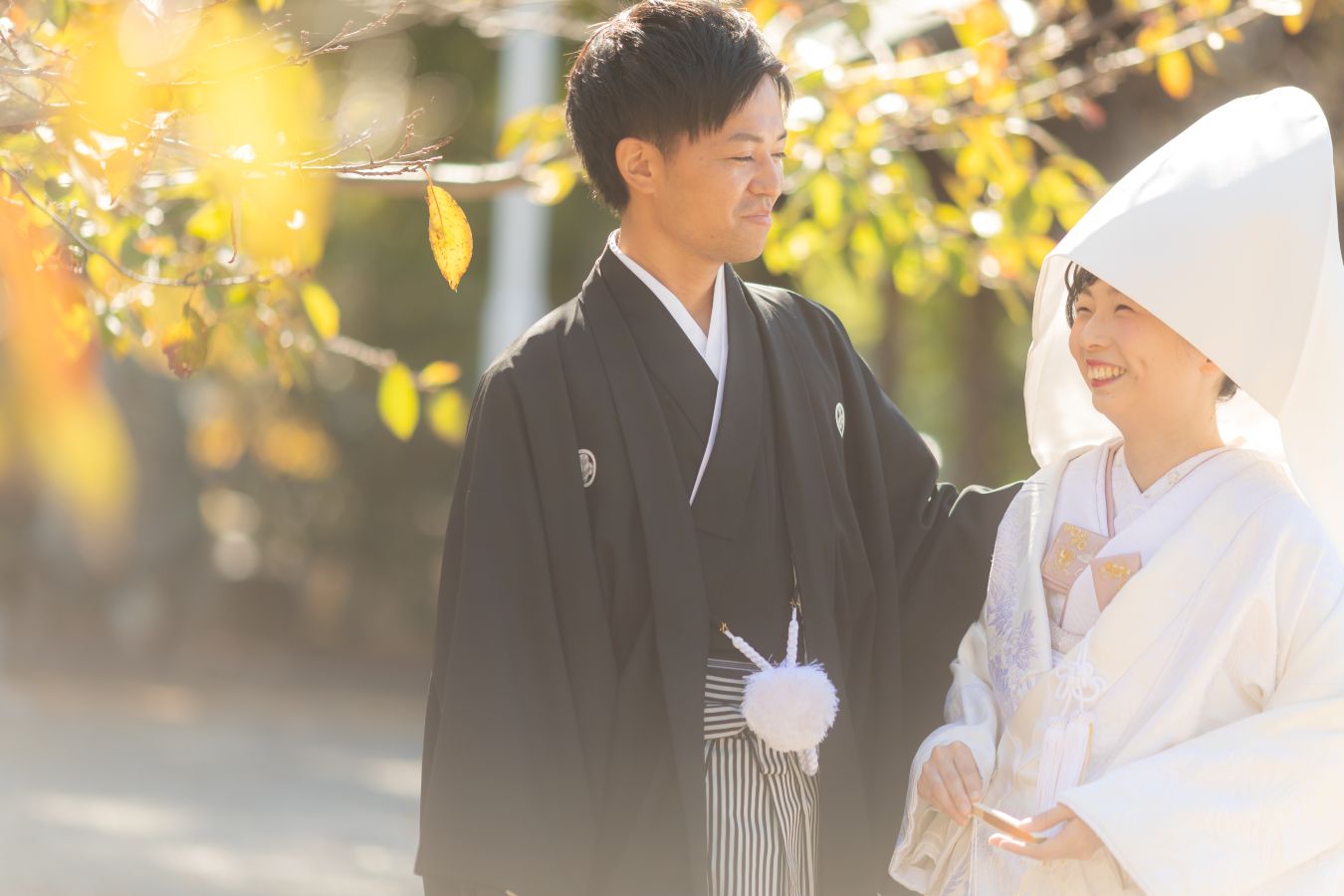 愛媛縣護國神社でご結婚式を挙げられたお客様の写真　見つめあう紋付袴白無垢須姿の新郎新婦様