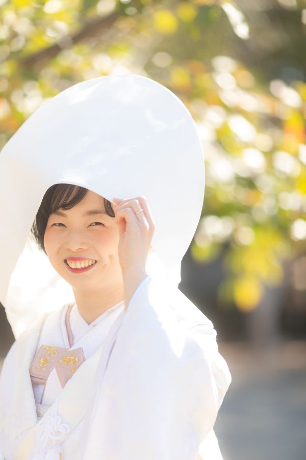 愛媛縣護國神社でご結婚式を挙げられたお客様の写真　綿帽子越しに笑顔を見せてくださった新婦様