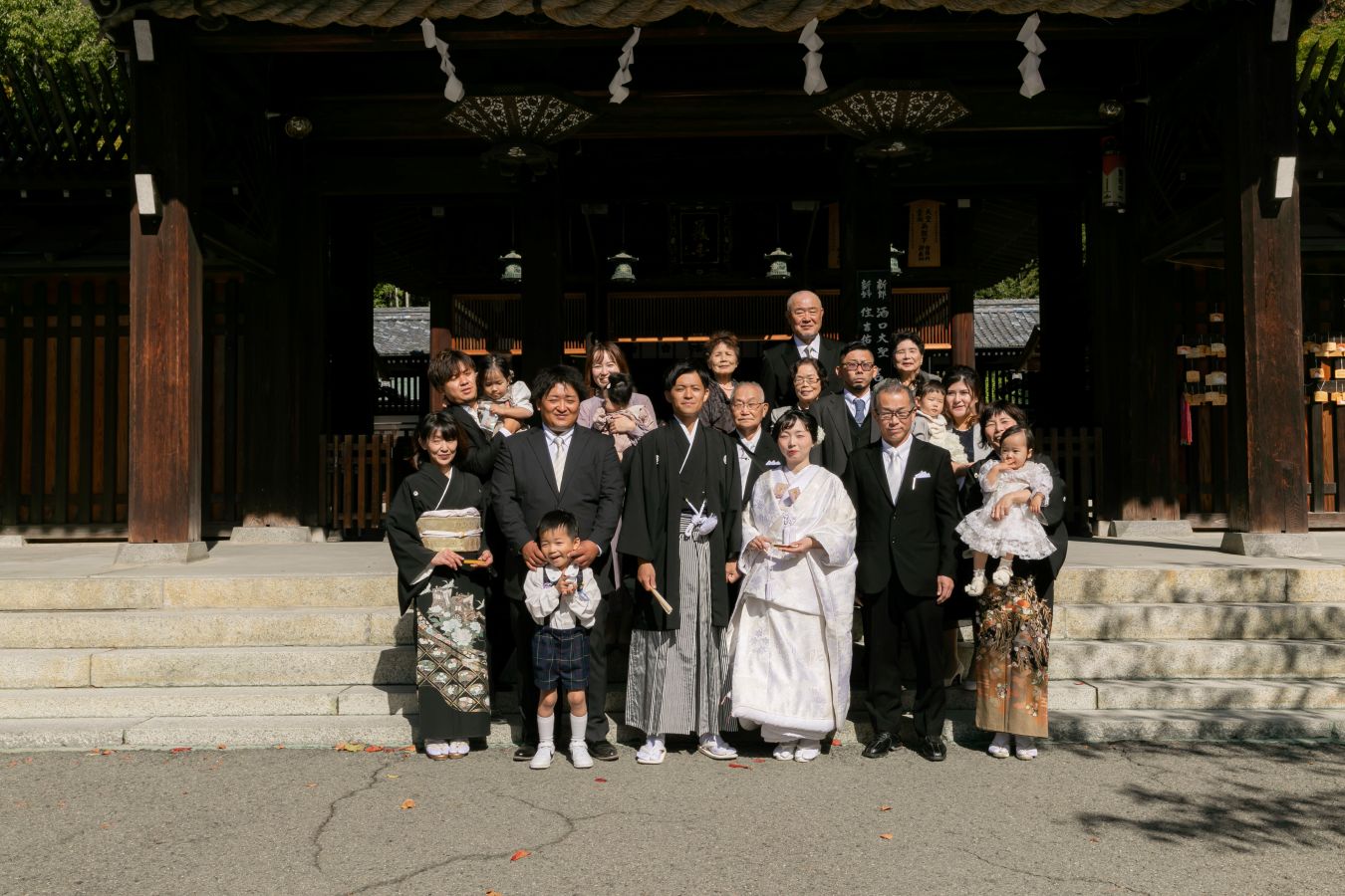 愛媛縣護國神社でご結婚式を挙げられたお客様の写真　神社の前でご家族写真を撮った新郎新婦様