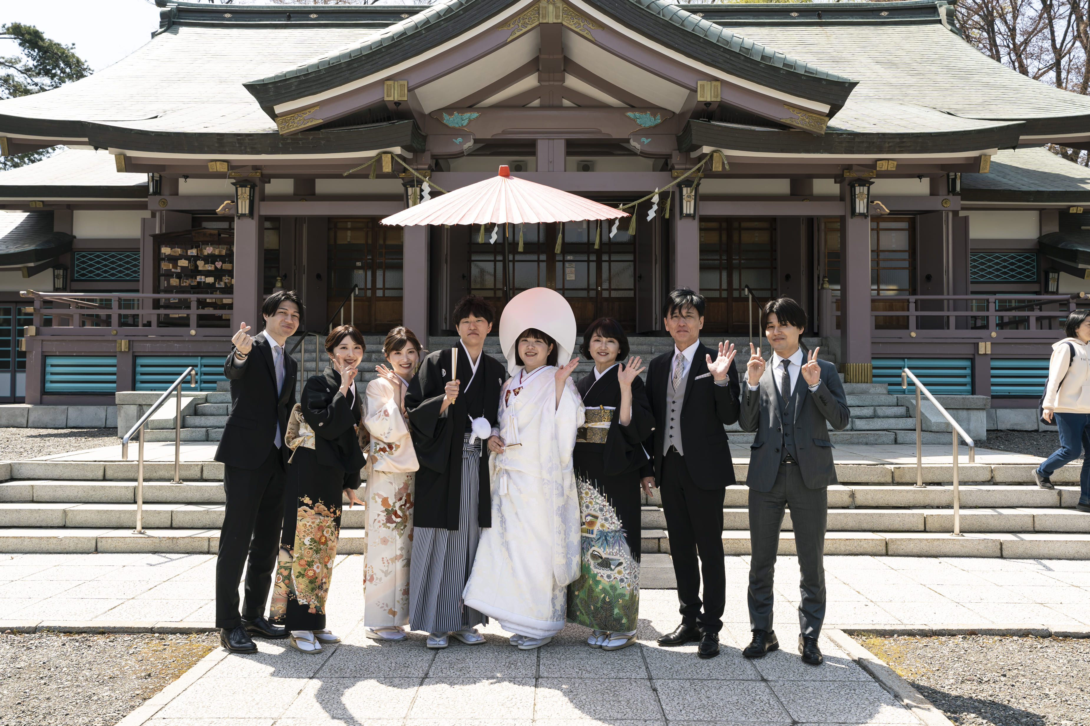 自然体で過ごす、家族との結婚式のワンシーン