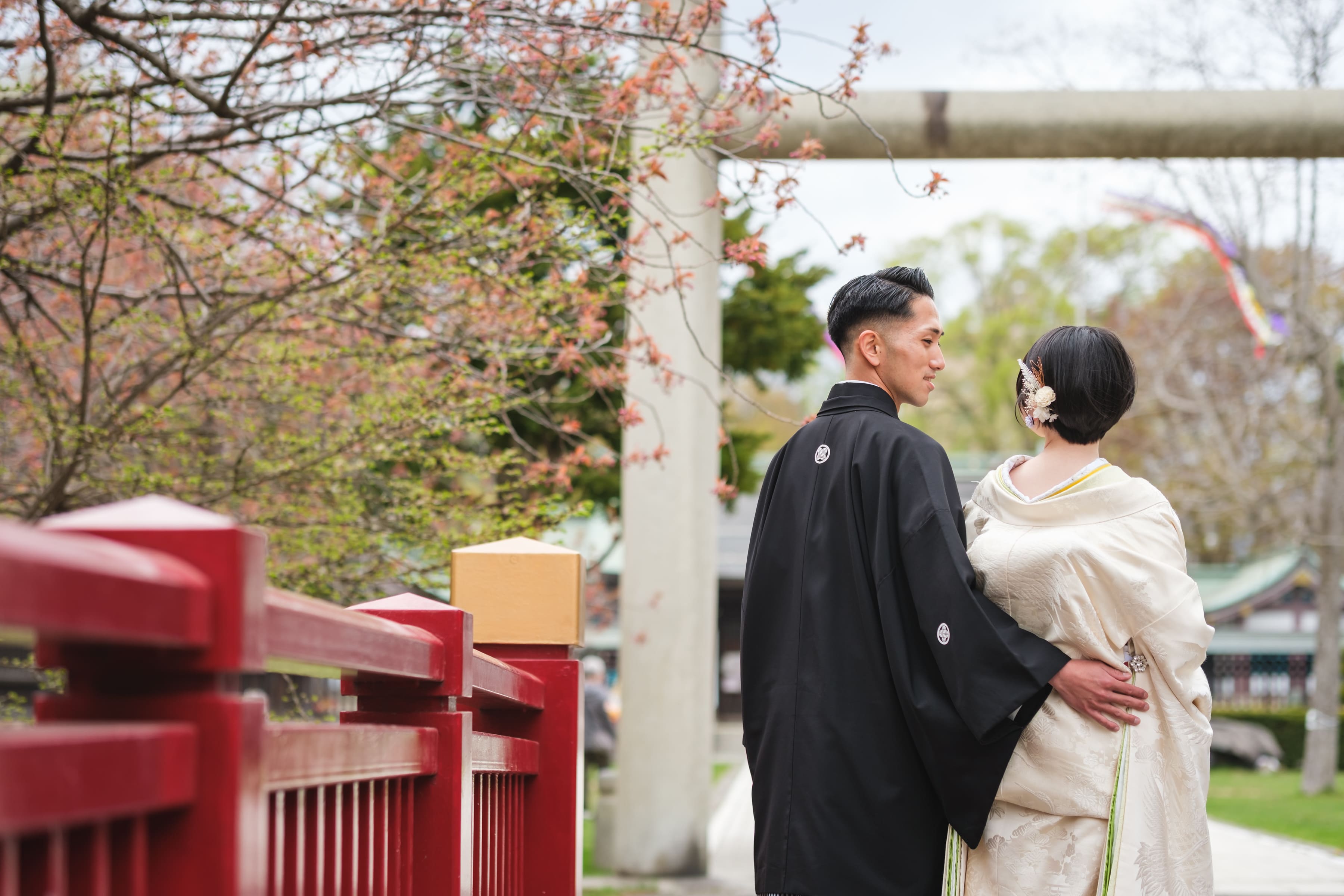 白無垢で迎える、伝統的な神前結婚式のひととき