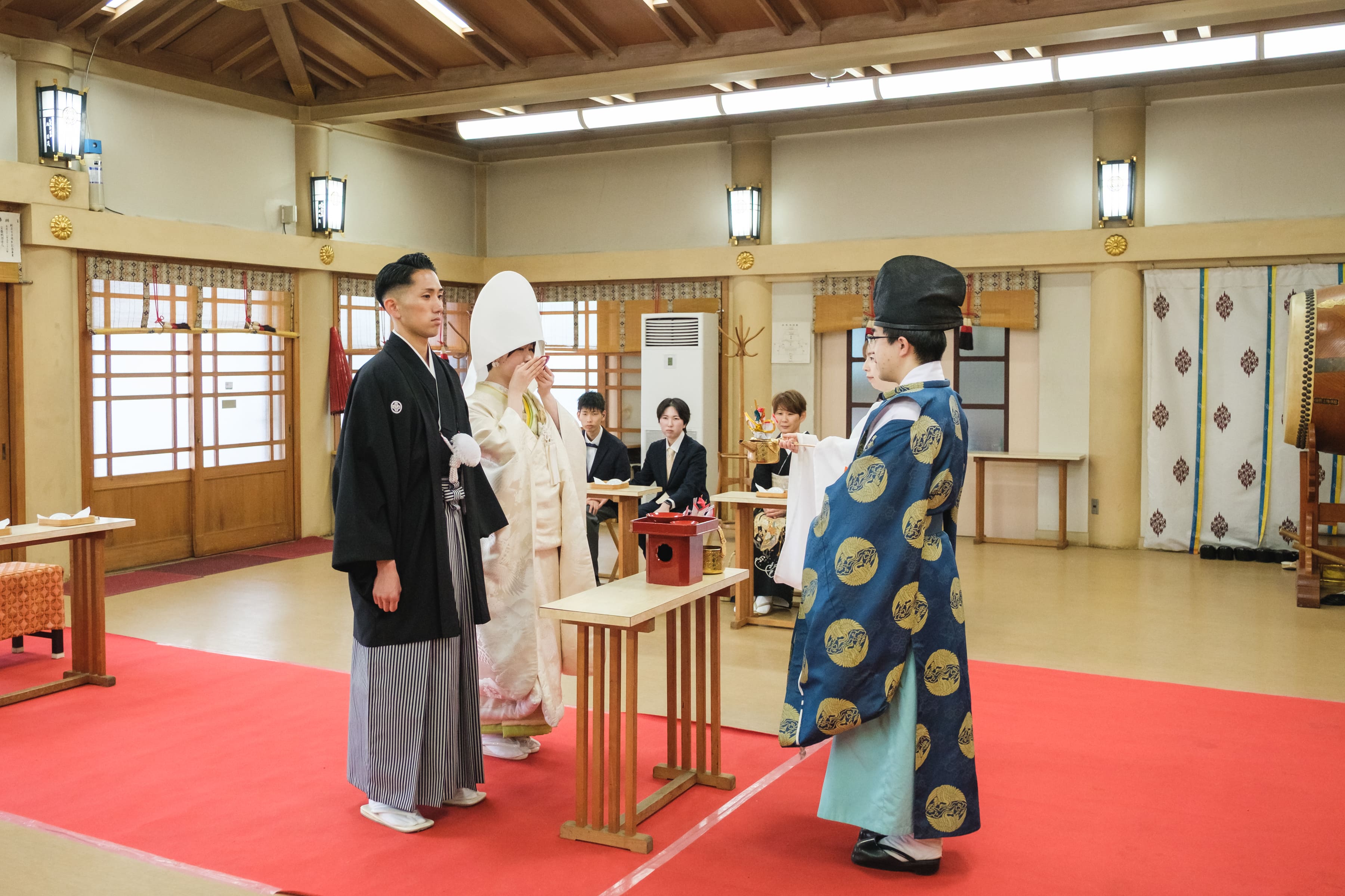 凛とした空気の中で行われる、神社での神前式